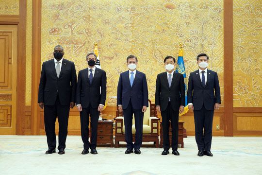 문재인 대통령이 18일 청와대에서 미국 국무·국방장관과 접견한 모습. 청와대 제공.